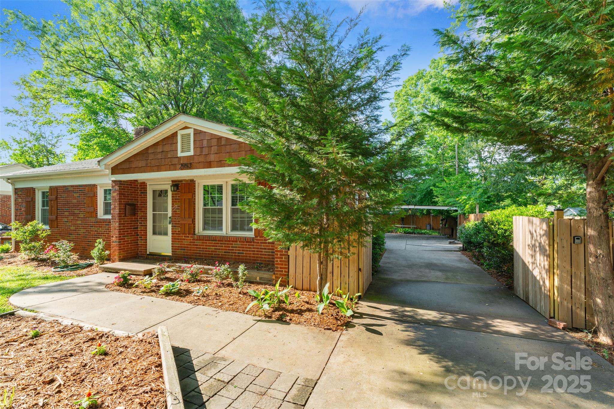 Property image 4 of 2953 Enfield Road in Markham Village, Charlotte, NC 28205