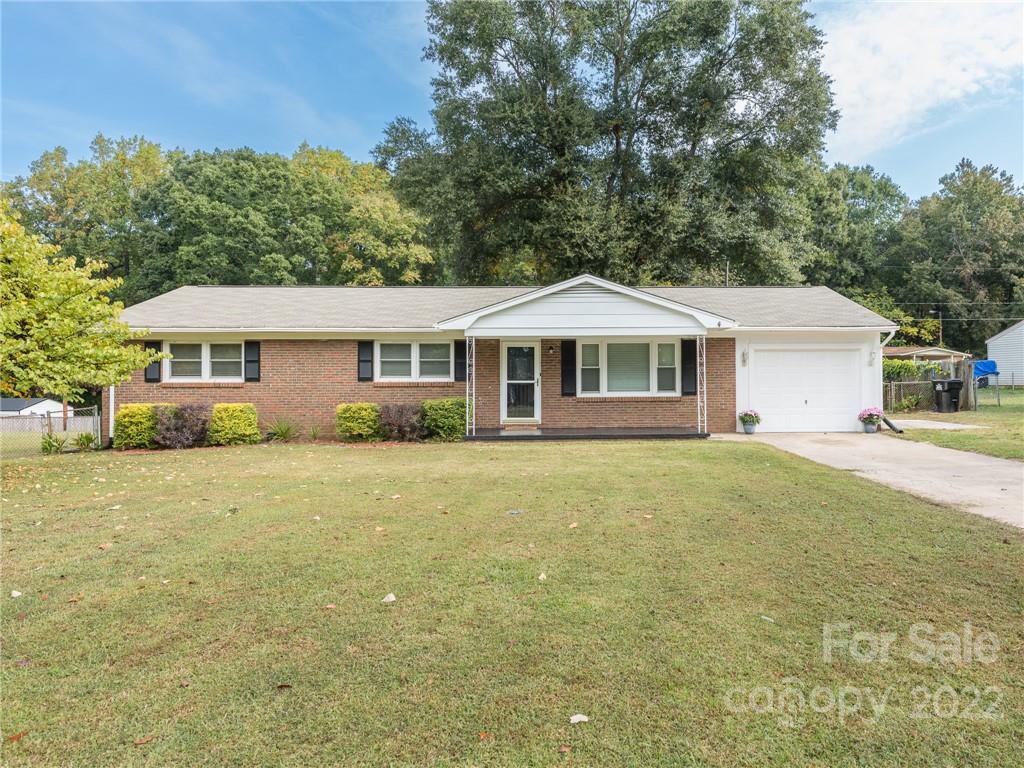 Property image 2 of 2614 Fairgreen Drive in Southgate, Gastonia, NC 28056