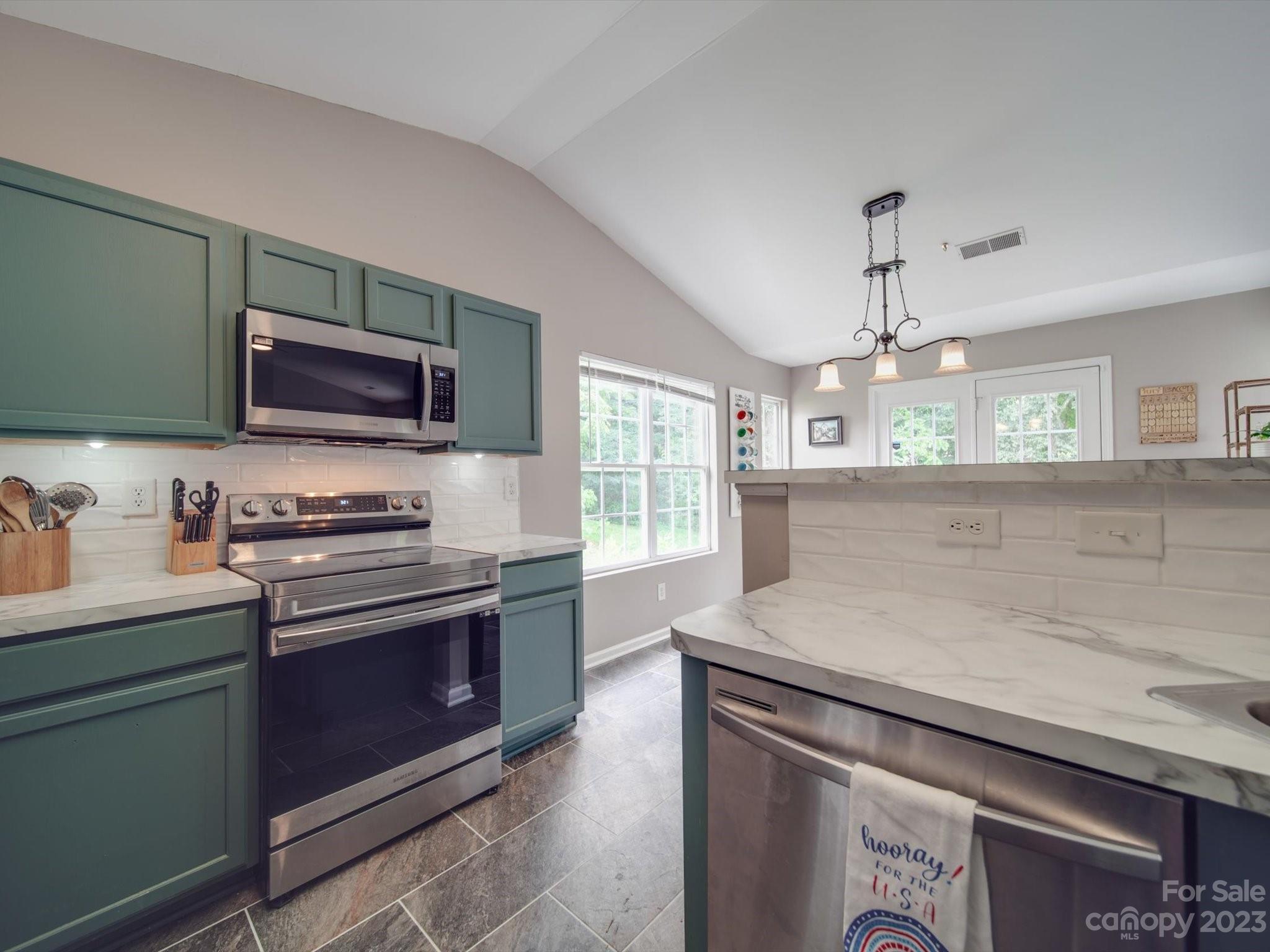 Property image 3 of 2304 Wexford Way in Taras Trace, Statesville, NC 28625