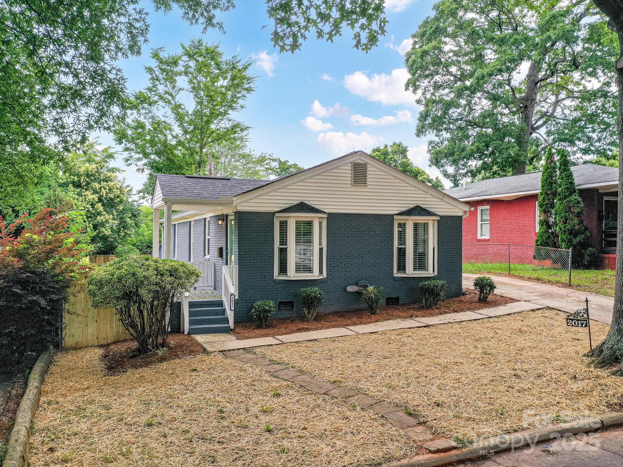 Property image 2 of 2017 Brewton Drive in Selwyn Park, Charlotte, NC 28206