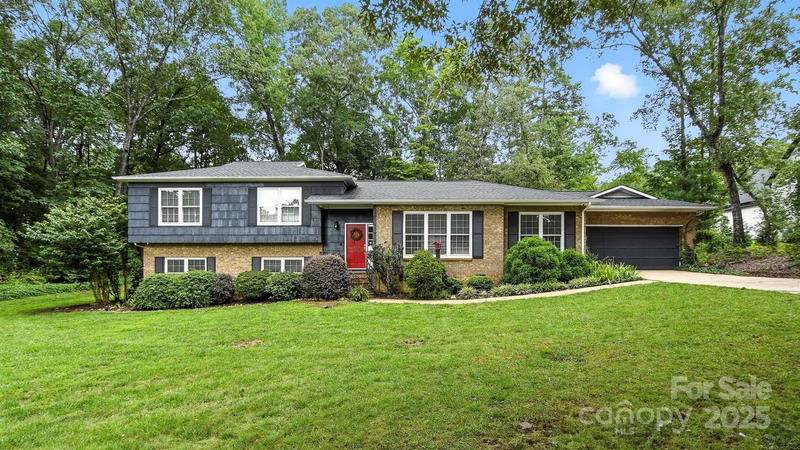 4035 Wandering Lane