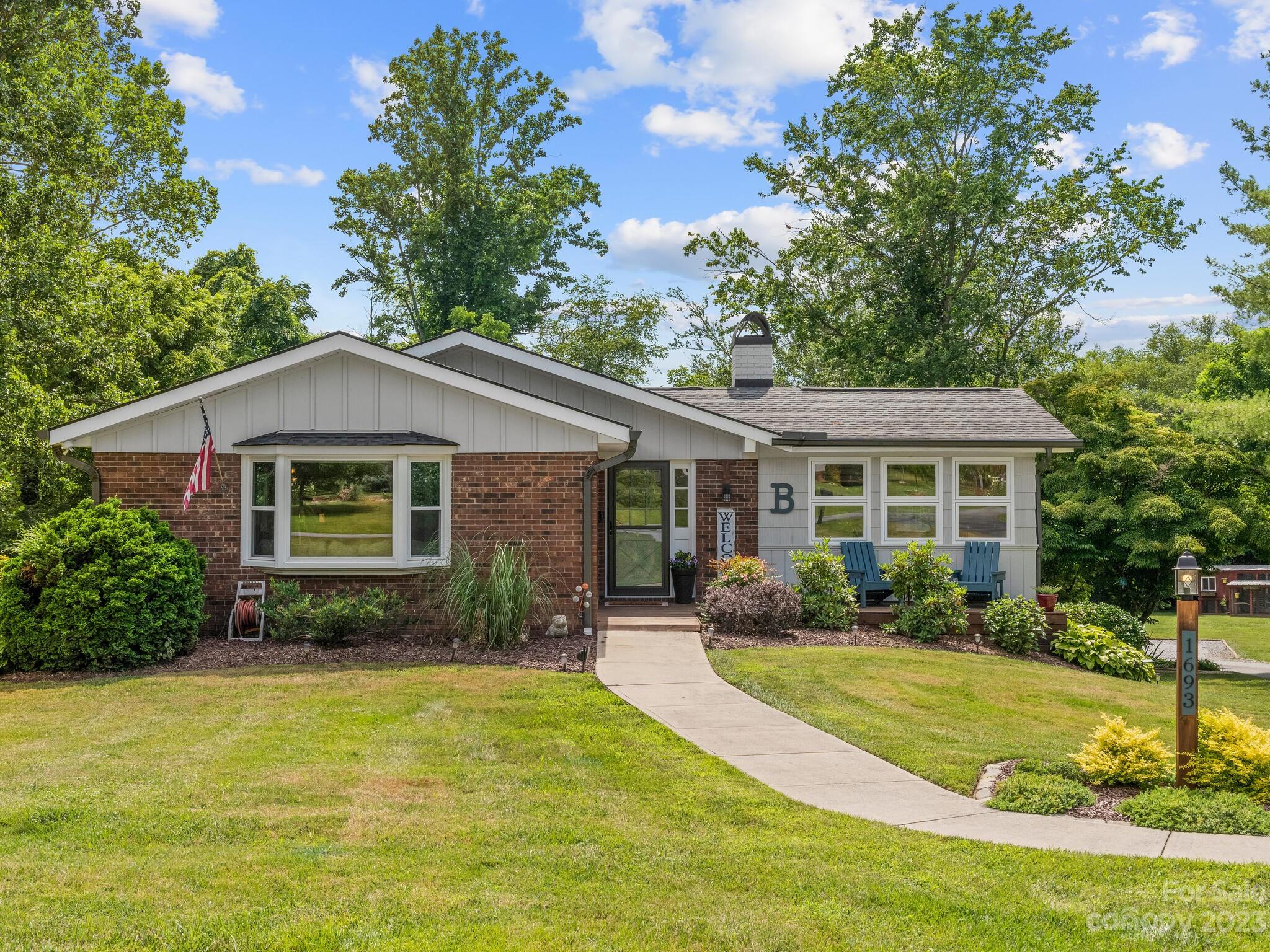Property image 2 of 1693 Glenheath Drive in Heatherwood, Hendersonville, NC 28791