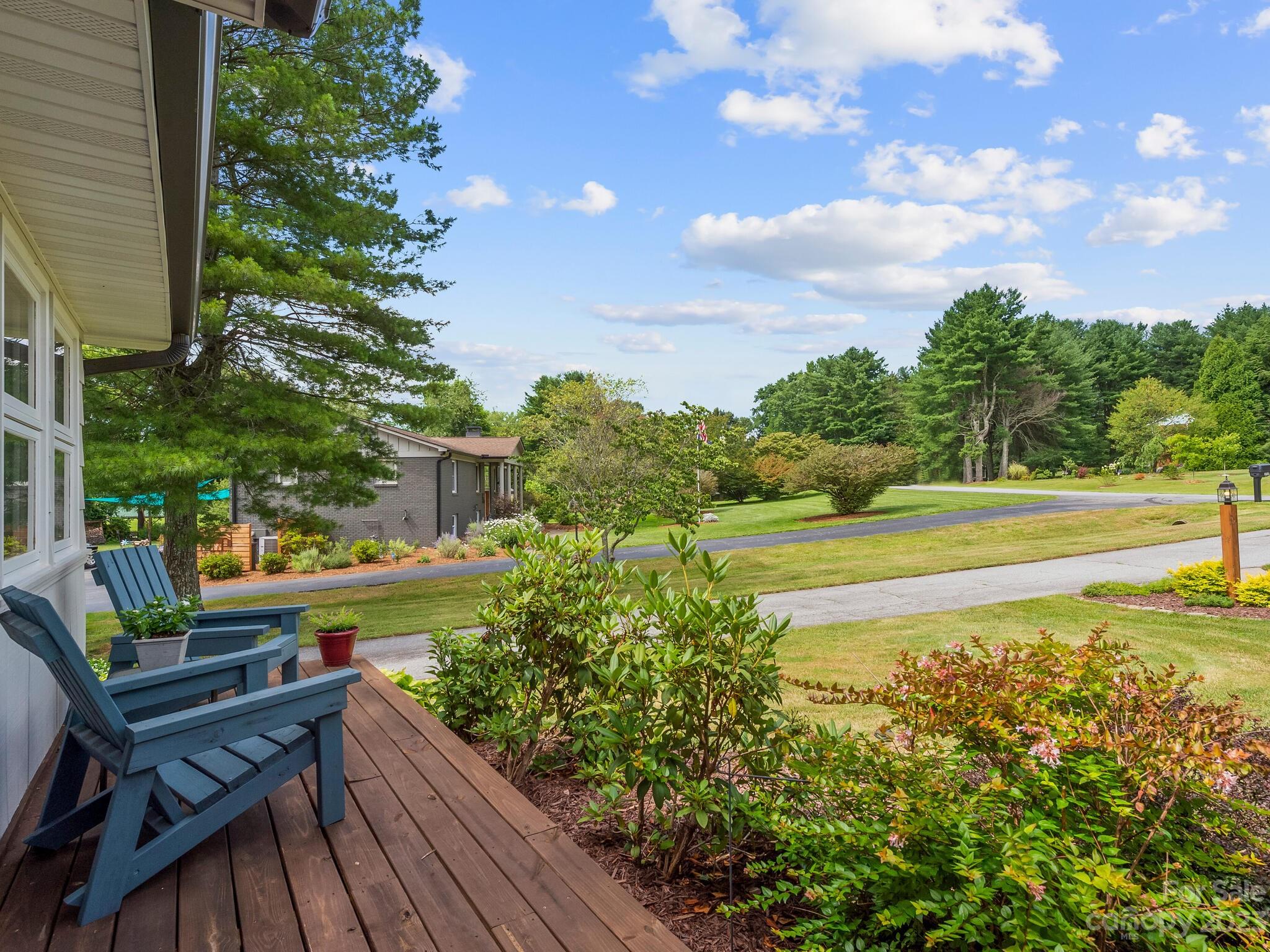 Property image 4 of 1693 Glenheath Drive in Heatherwood, Hendersonville, NC 28791