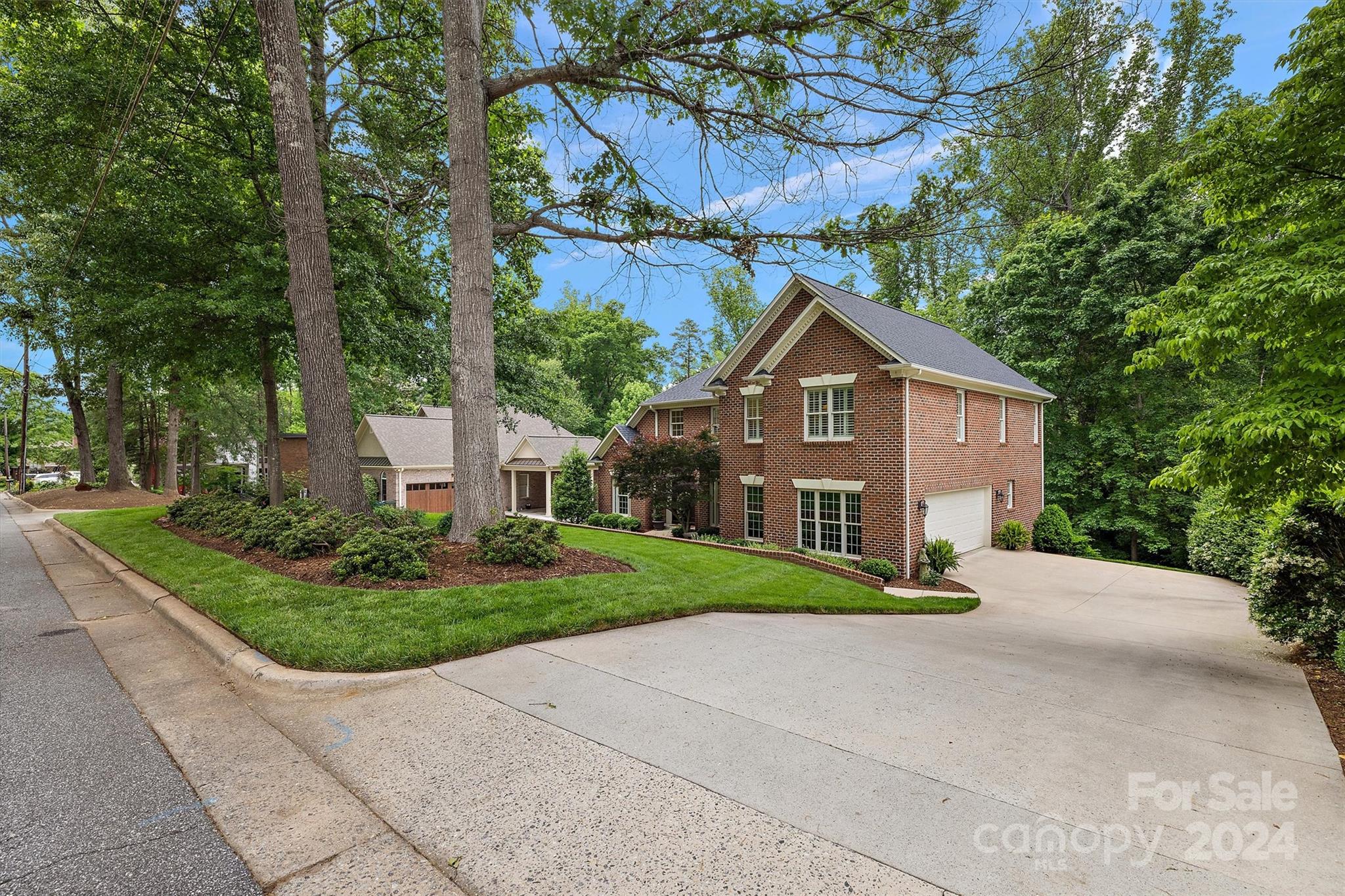 Property image 2 of 738 8th Street Drive in Oakwood Terrace, Hickory, NC 28601