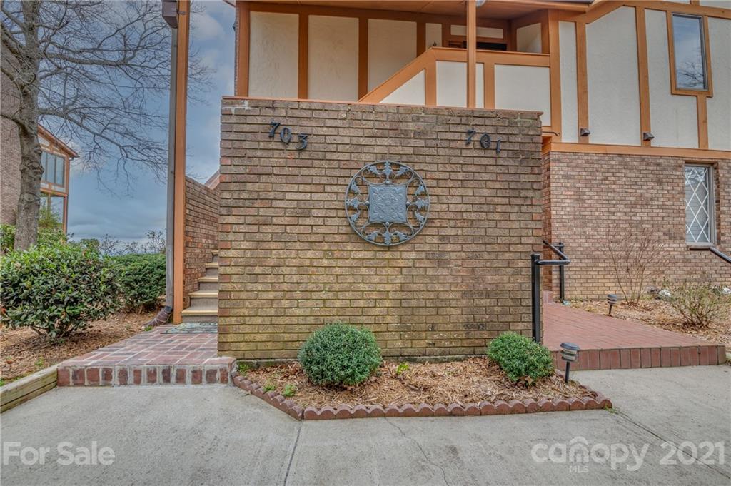 Property image 4 of 703 Fleetwood Plaza in Fleetwood Plaza, Hendersonville, NC 28739