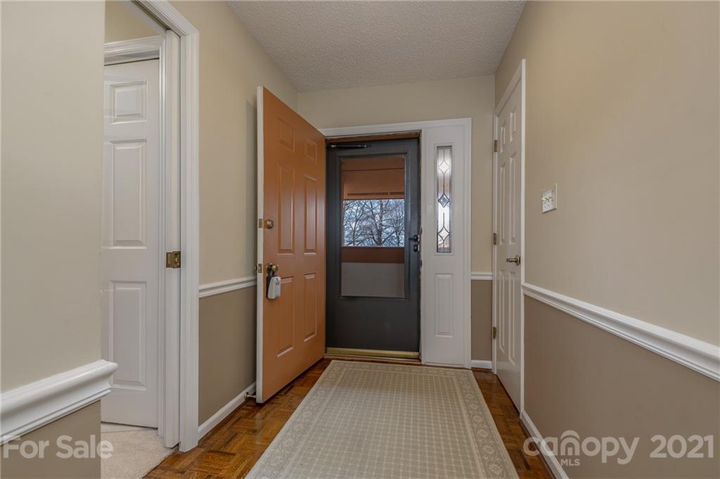 Property image 5 of 703 Fleetwood Plaza in Fleetwood Plaza, Hendersonville, NC 28739