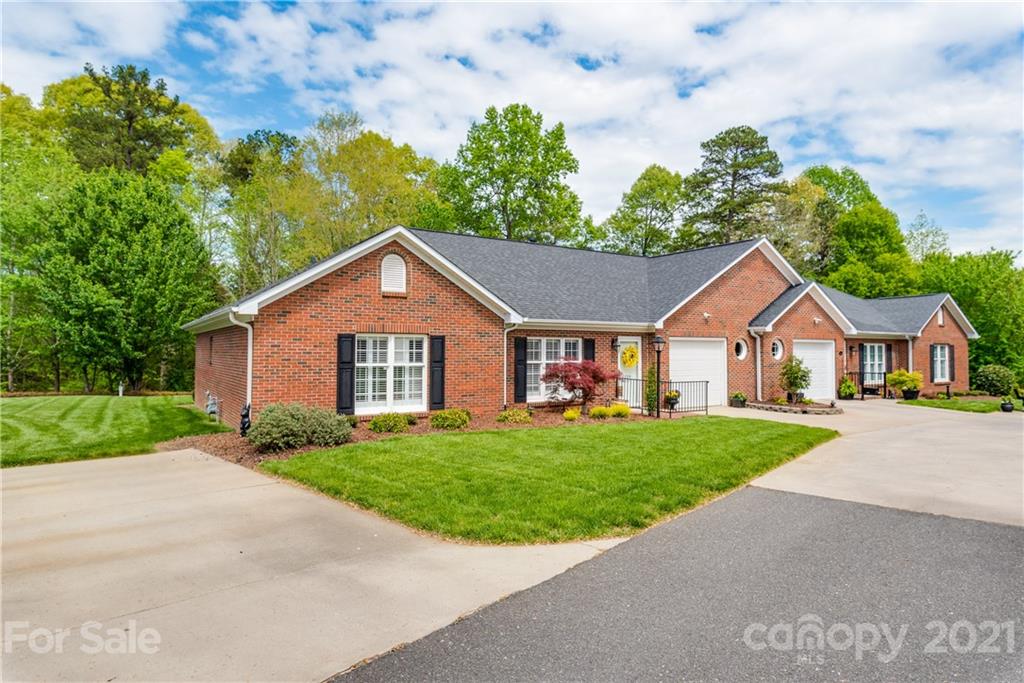 Property image 2 of 2224 Windsor Woods Drive in Windsor Woods, Gastonia, NC 28054