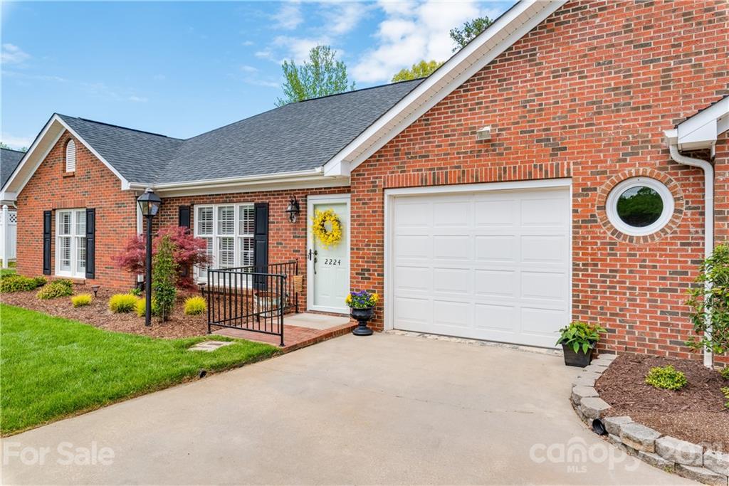 Property image 3 of 2224 Windsor Woods Drive in Windsor Woods, Gastonia, NC 28054