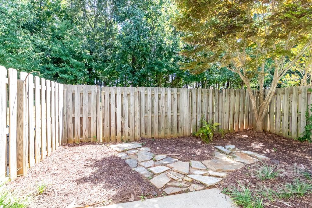 Property image 3 of 8317 Southgate Commons Drive in Southgate Commons, Charlotte, NC 28277