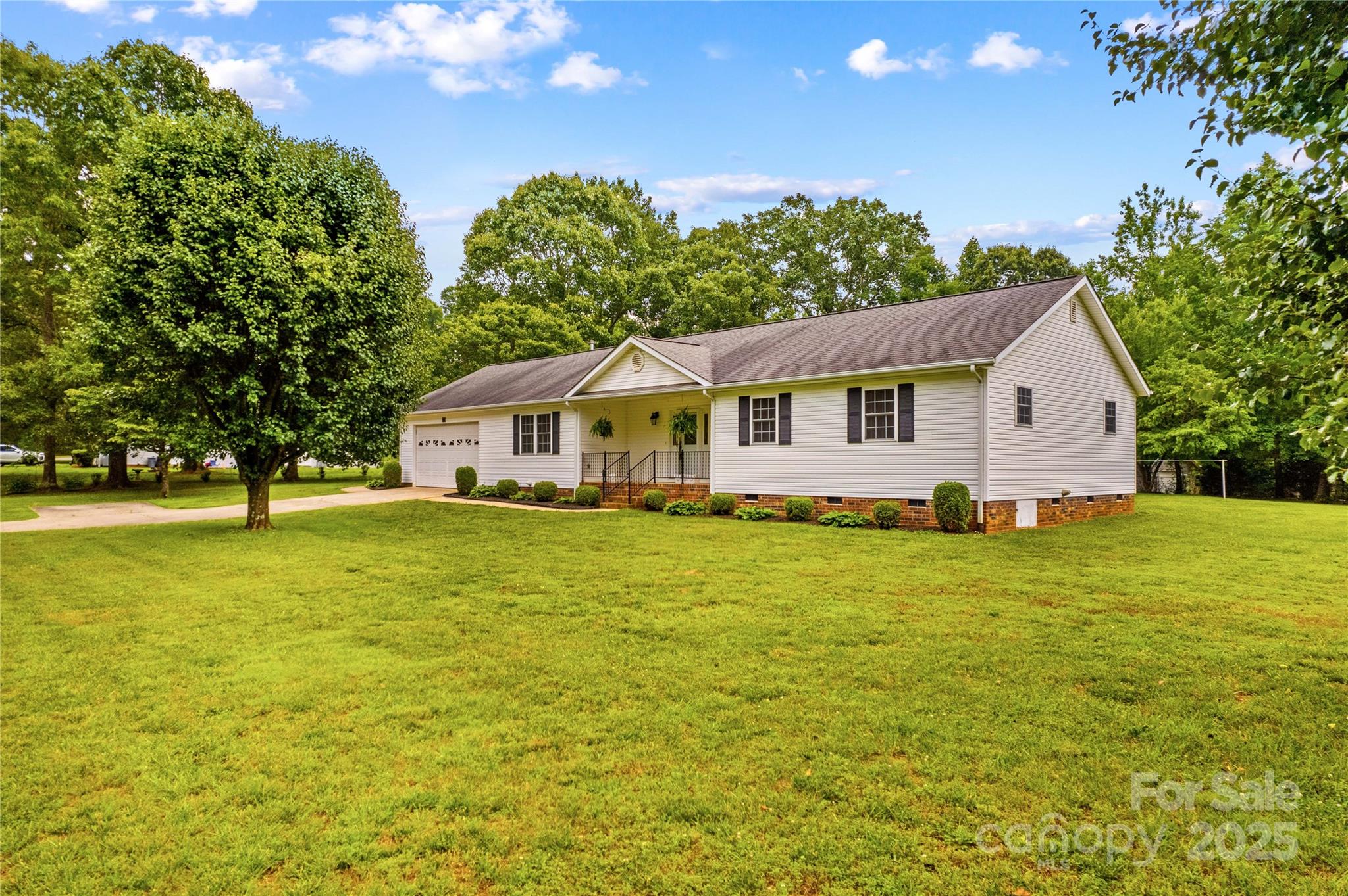 Property image 3 of 115 Three Oaks Lane in Three Oaks, Statesville, NC 28677