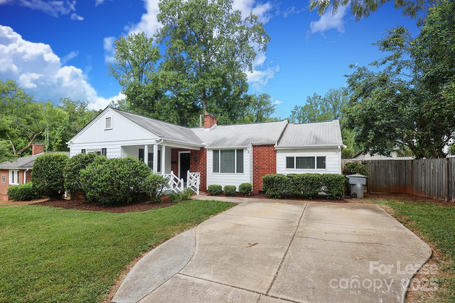 Property image 2 of 5310 Buckingham Drive in Selwyn Park, Charlotte, NC 28209