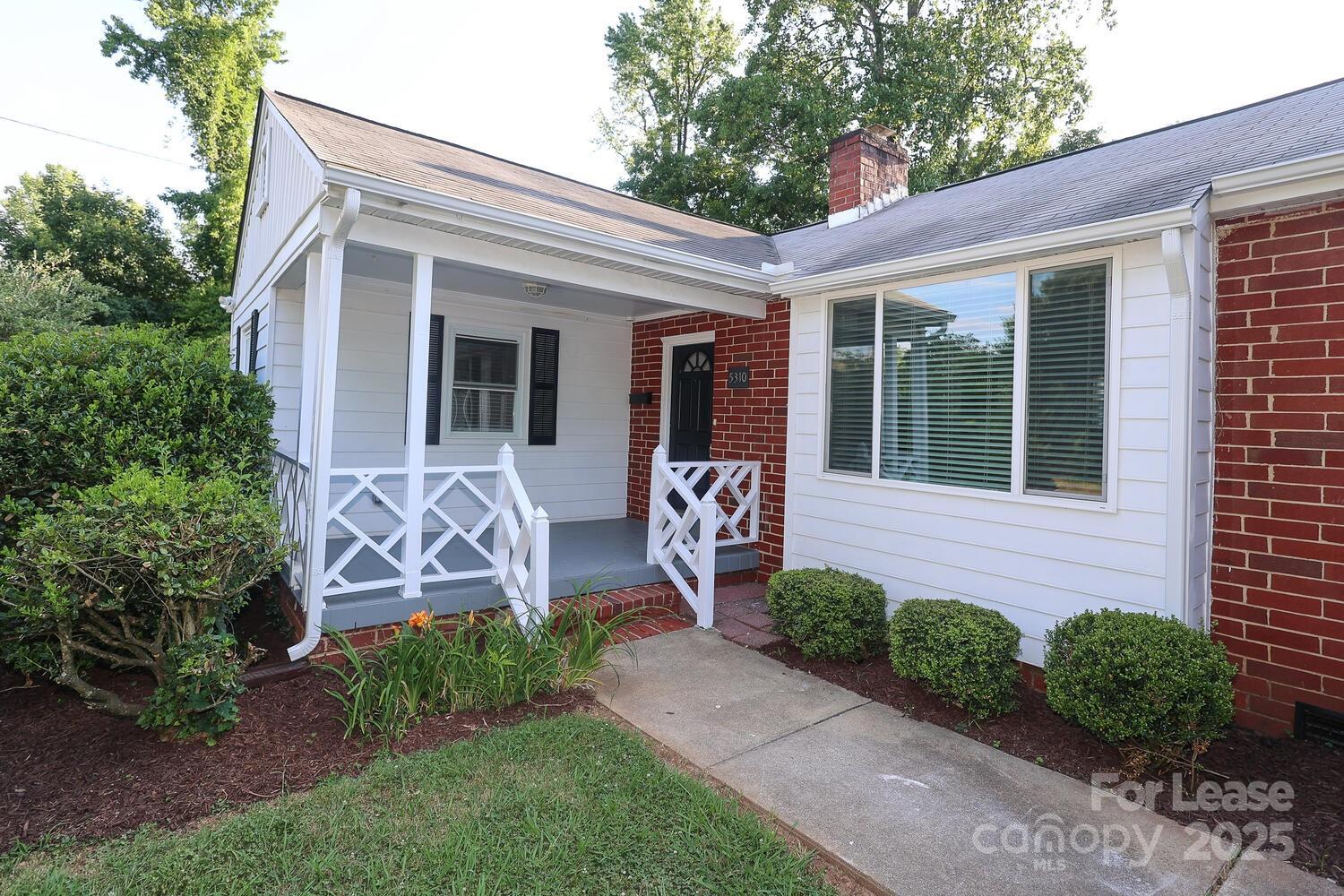 Property image 3 of 5310 Buckingham Drive in Selwyn Park, Charlotte, NC 28209