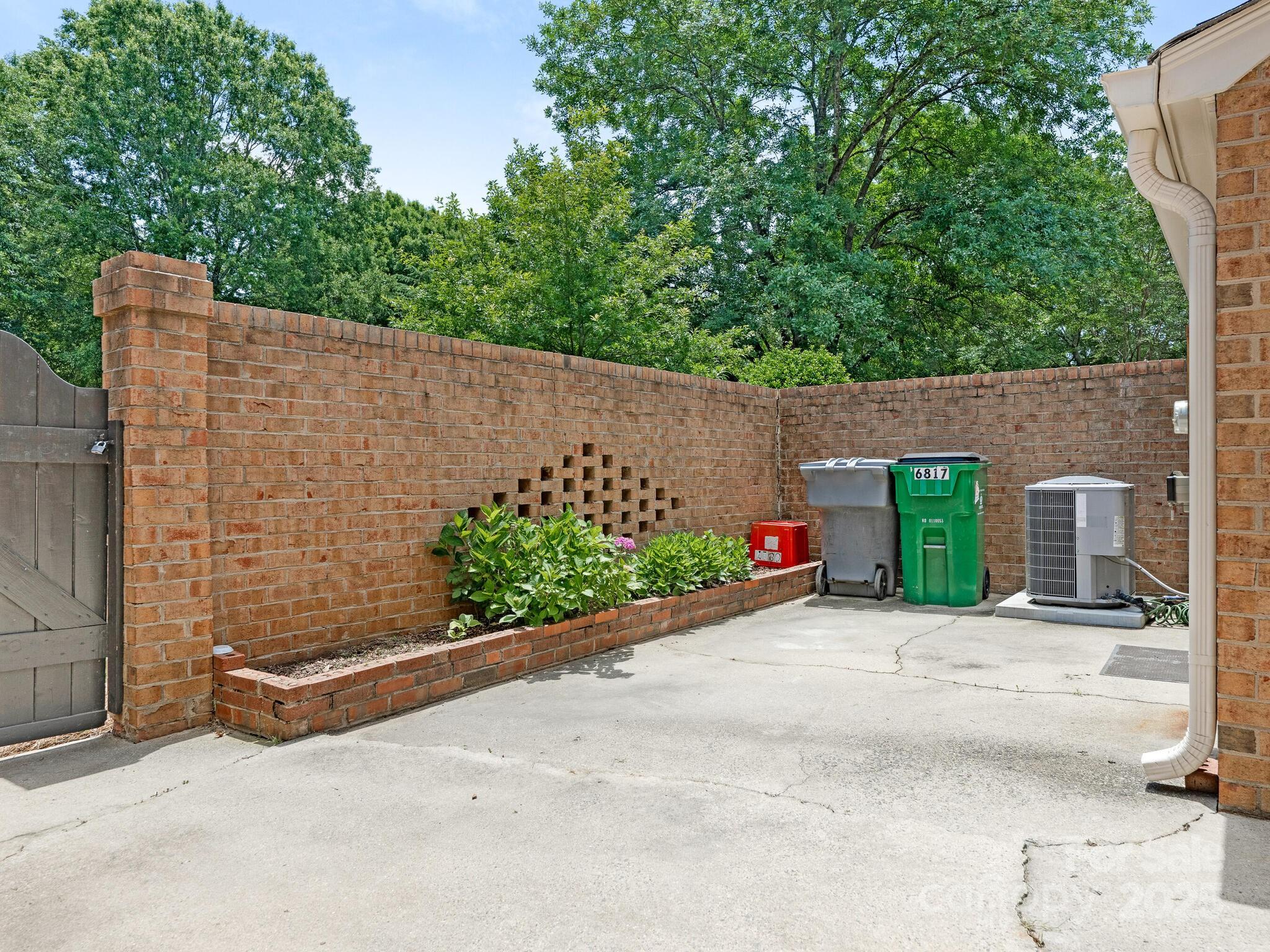 Property image 4 of 6817 Dumbarton Drive in Olde Georgetowne, Charlotte, NC 28210