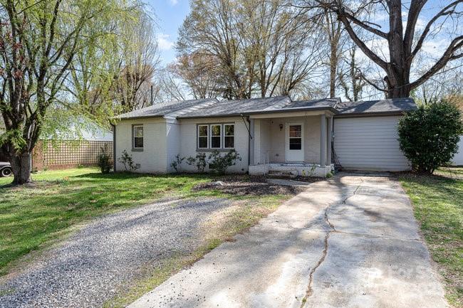 Property image 2 of 634 Hartness Road in Westwood, Statesville, NC 28677