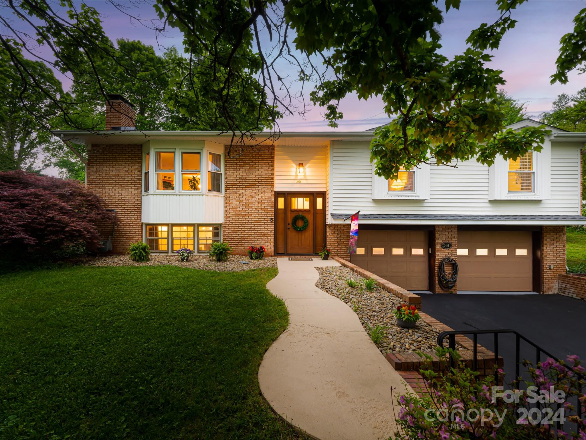 Property image 2 of 2401 Glenheath Drive in Heatherwood, Hendersonville, NC 28791