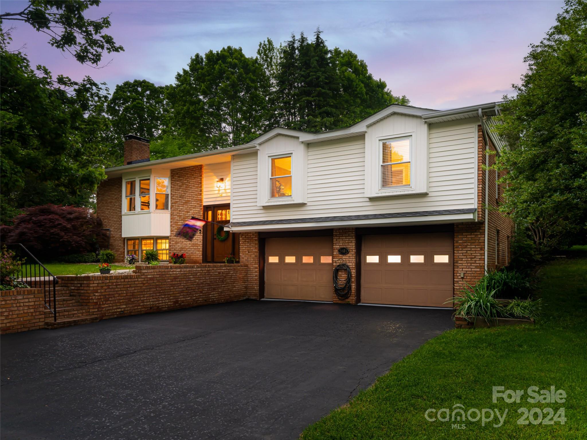 Property image 3 of 2401 Glenheath Drive in Heatherwood, Hendersonville, NC 28791