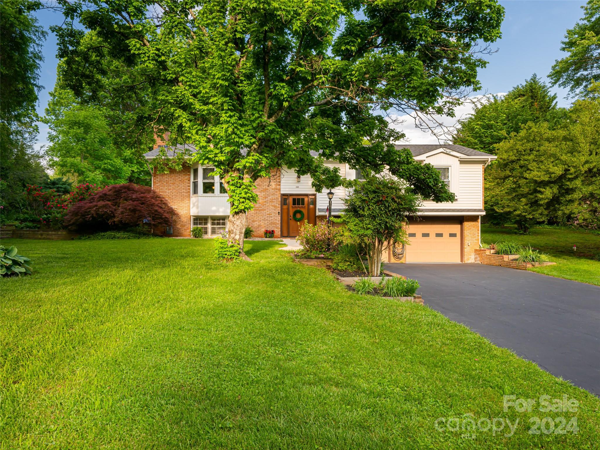Property image 5 of 2401 Glenheath Drive in Heatherwood, Hendersonville, NC 28791