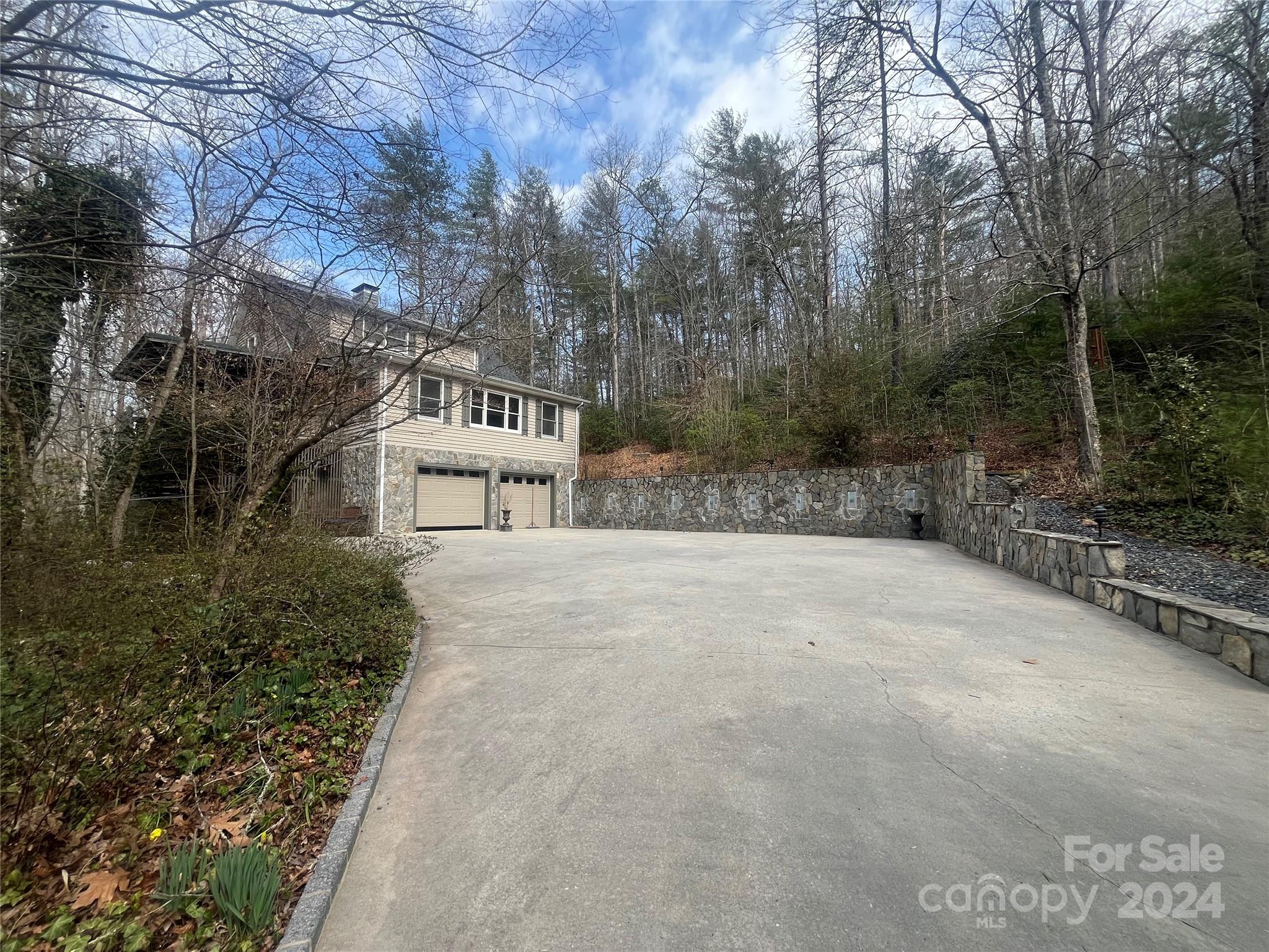 Property image 5 of 1426 Yadkin Lane in Clover Hill Plantation, Lenoir, NC 28645