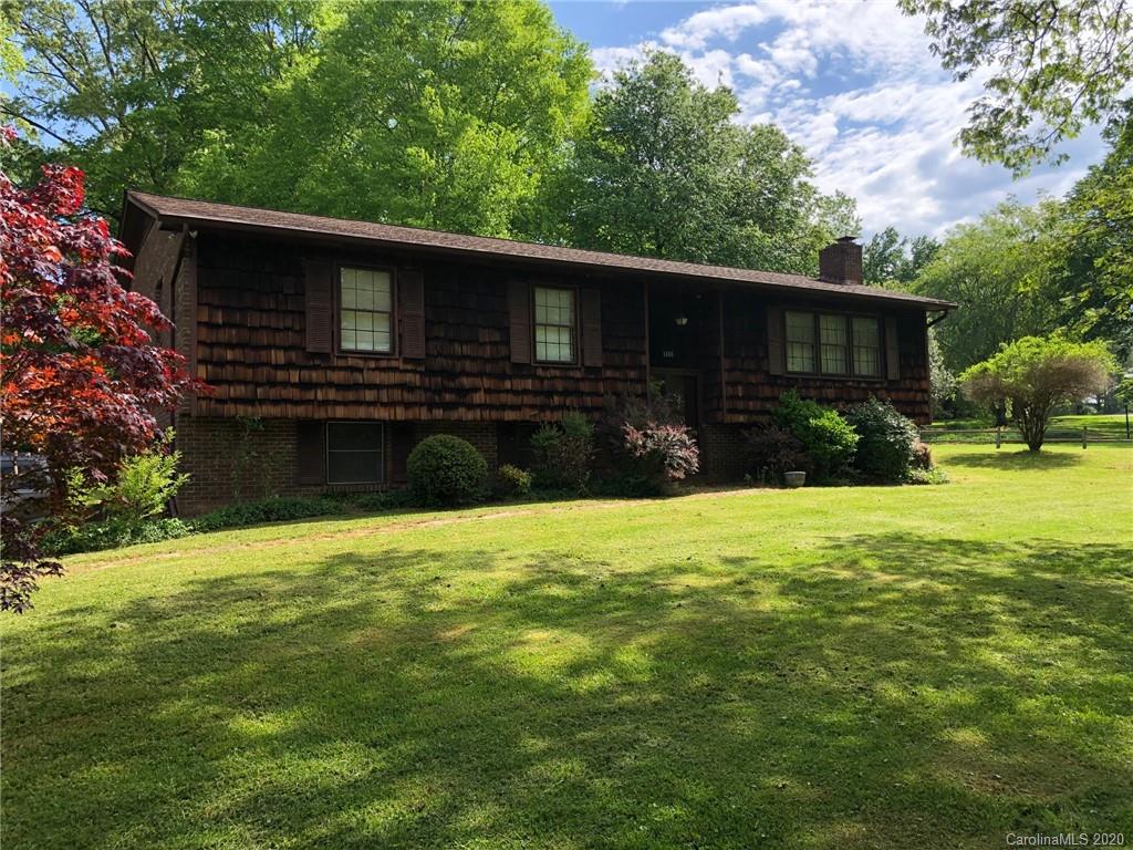 Property image 2 of 1488 Glenheath Drive in Heatherwood, Hendersonville, NC 28791