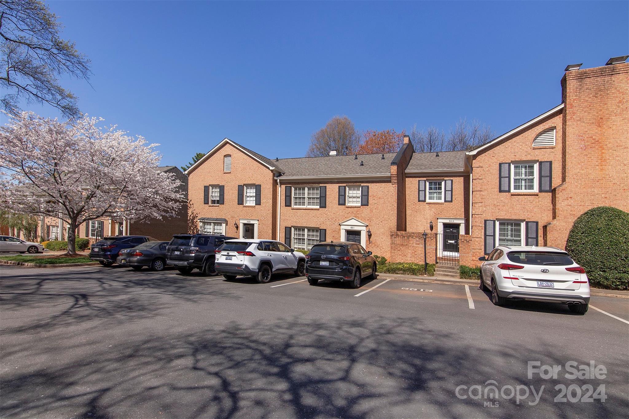 Property image 2 of 6613 Bunker Hill Circle in Olde Georgetowne, Charlotte, NC 28210