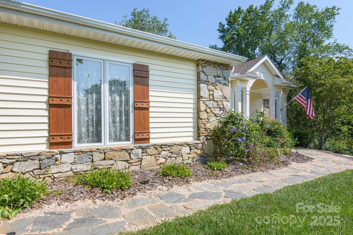 Property image 3 of 100 Bayberry Way in Sugar Hollow Farms, Hendersonville, NC 28739