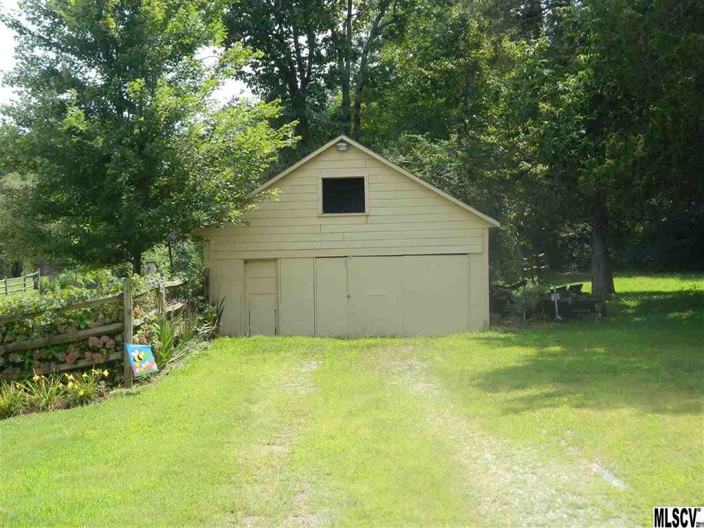Property image 4 of 1561 Fairway Acres Road in Fairway Acres, Lenoir, NC 28645