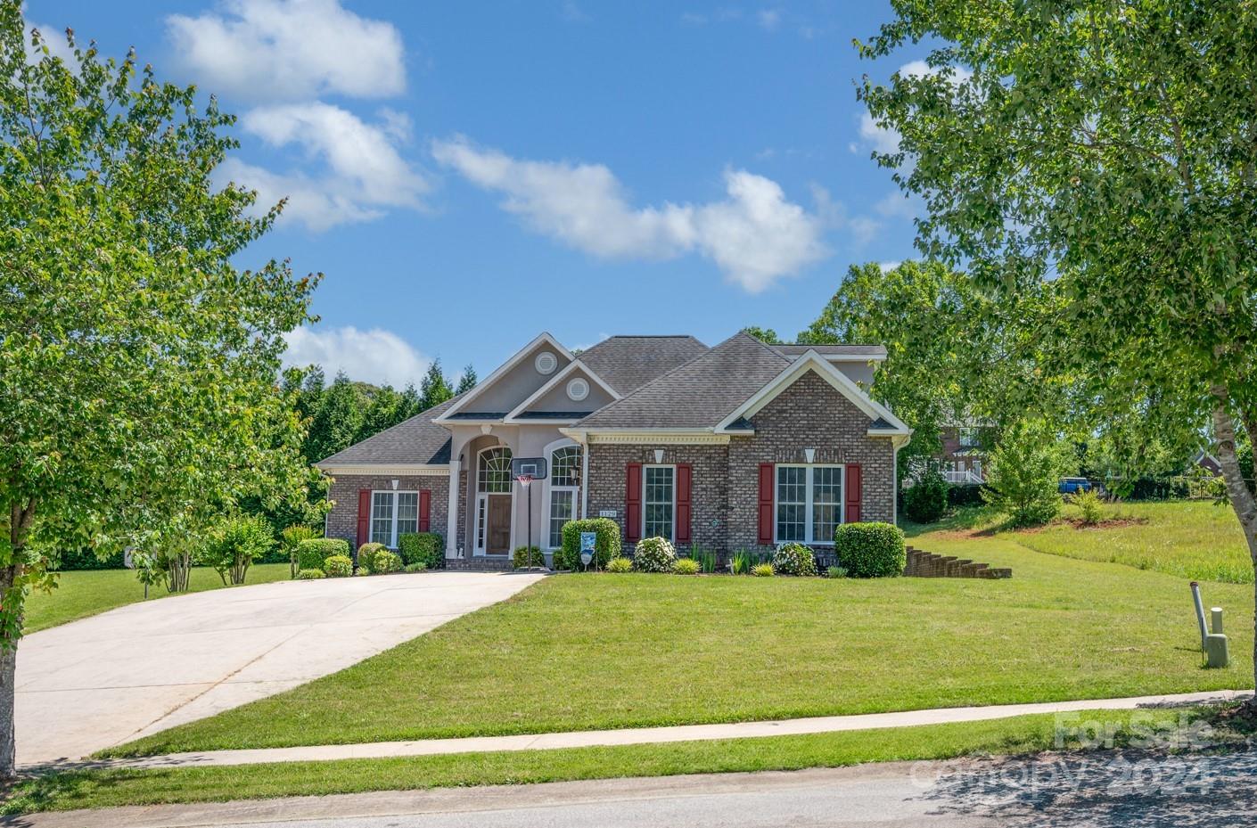 Property image 2 of 1129 Mayfield Circle in Mayfield Meadows, Conover, NC 28613