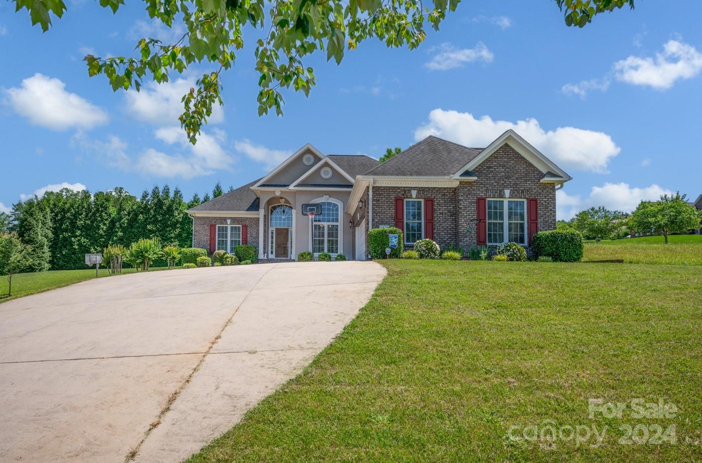 Property image 3 of 1129 Mayfield Circle in Mayfield Meadows, Conover, NC 28613