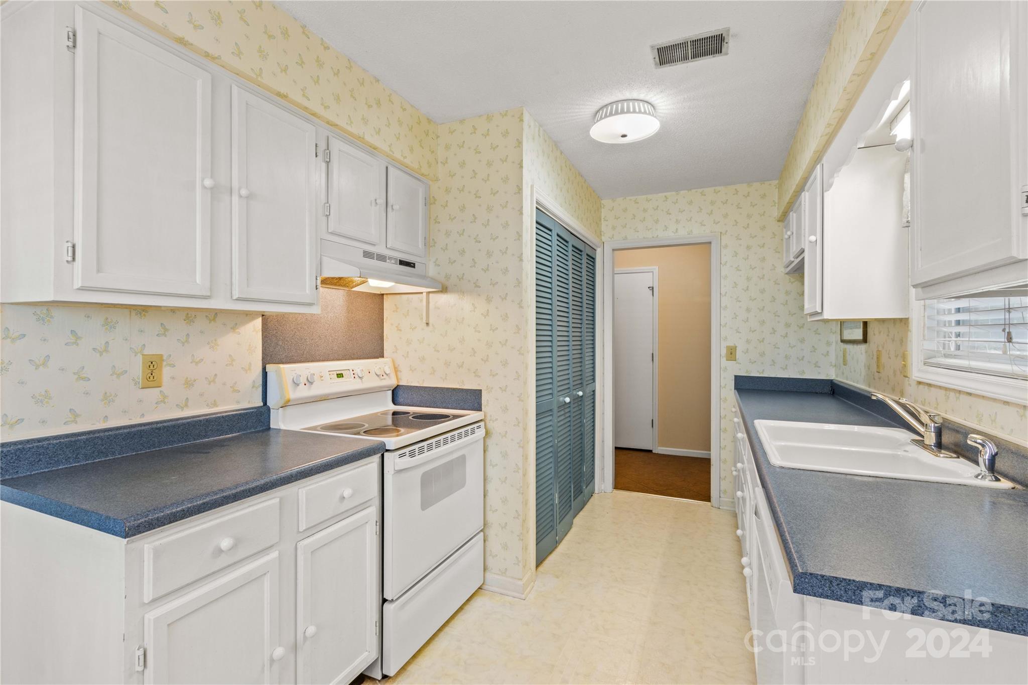 Property image 4 of 7825 Portia Place in Birnam Woods, Charlotte, NC 28227
