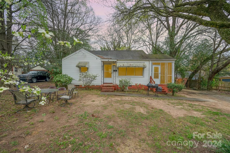 2740 Dogwood Avenue