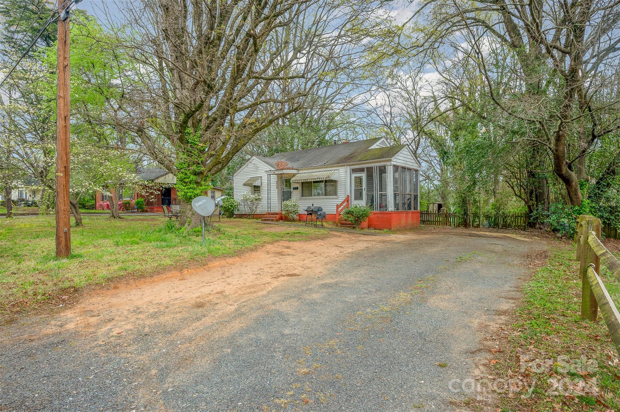 Property image 3 of 2740 Dogwood Avenue in Graham Heights, Charlotte, NC 28206
