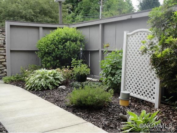Property image 5 of 4 Lakemoor Lane in Lakemoor Village, Hendersonville, NC 28739