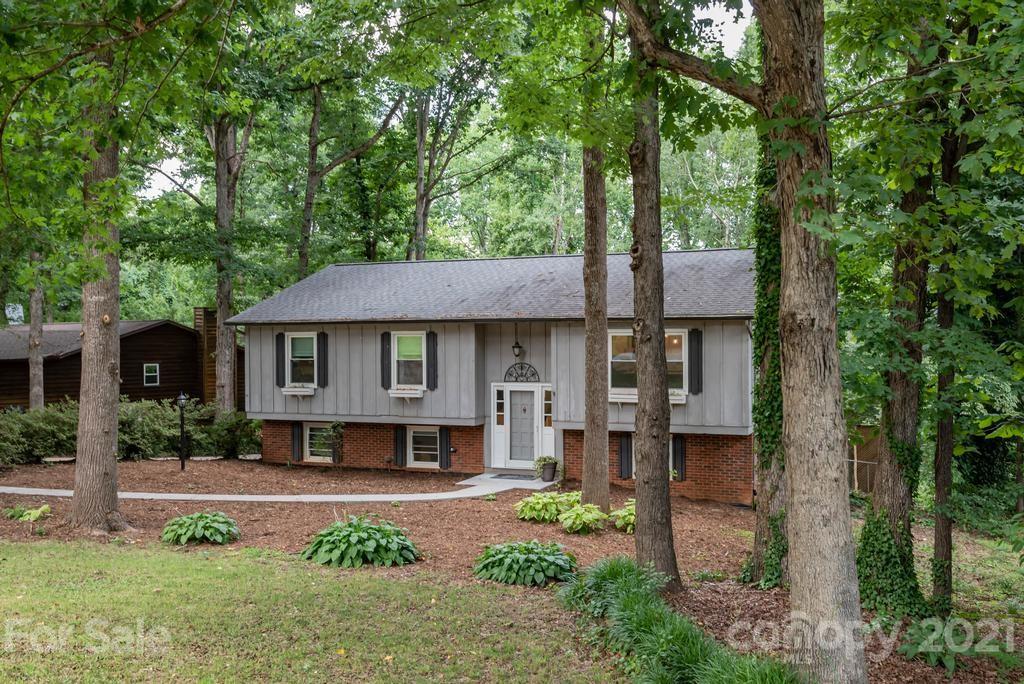 Property image 2 of 5560 Brookwood Lane in Woodridge, Hickory, NC 28602