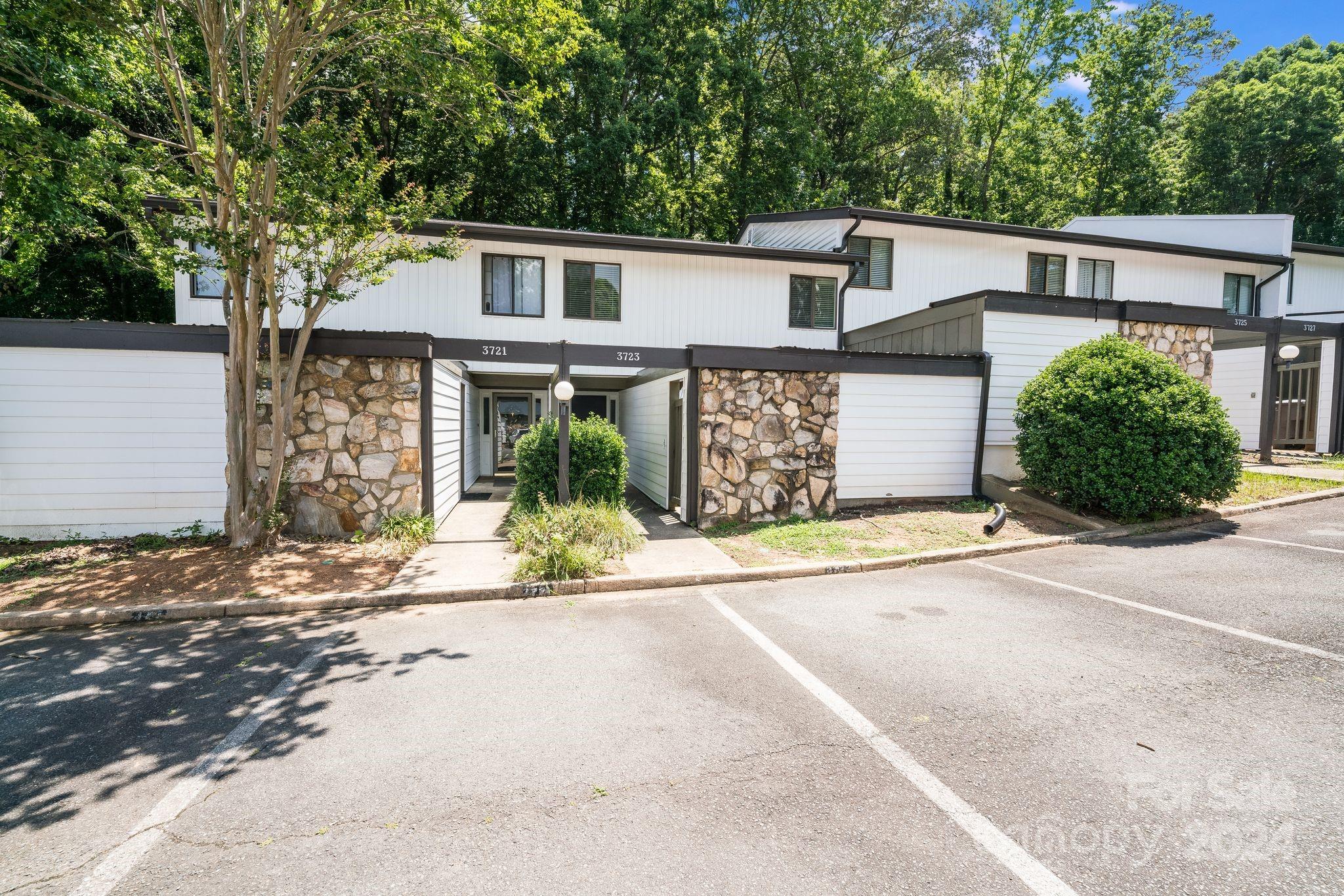 Property image 2 of 3723 Winding Creek Lane in Sir Johns Hill, Charlotte, NC 28226