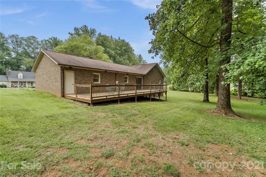 Property image 2 of 1667 Rolling Lane in Forest Ridge, Hickory, NC 28602
