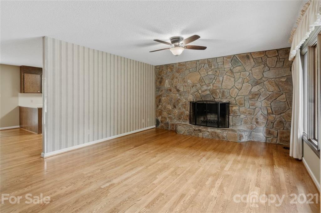 Property image 3 of 1667 Rolling Lane in Forest Ridge, Hickory, NC 28602
