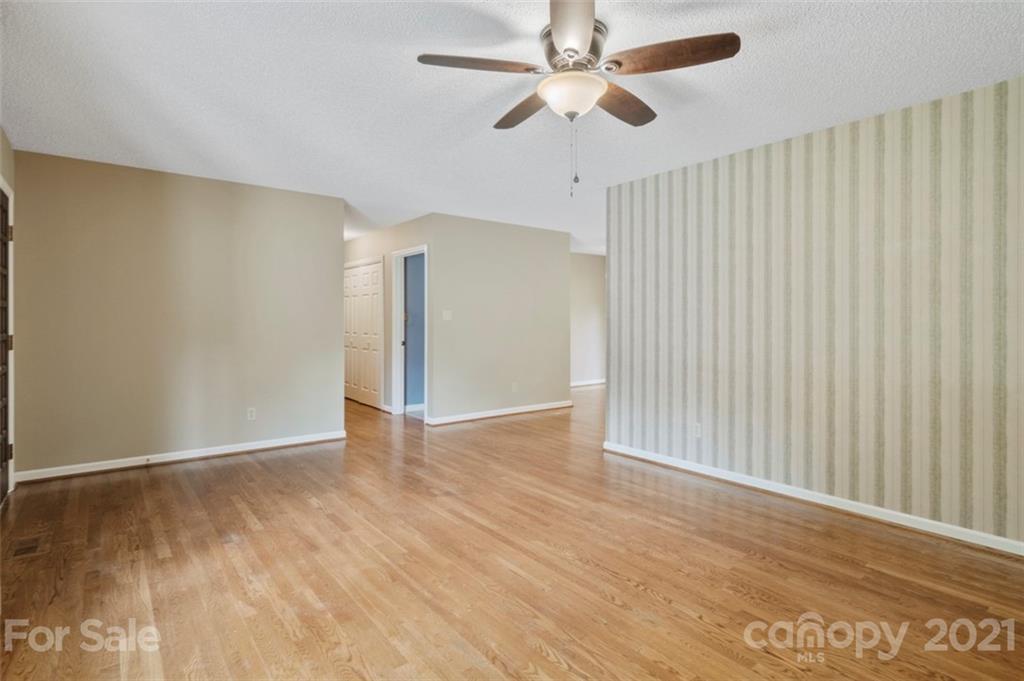 Property image 5 of 1667 Rolling Lane in Forest Ridge, Hickory, NC 28602