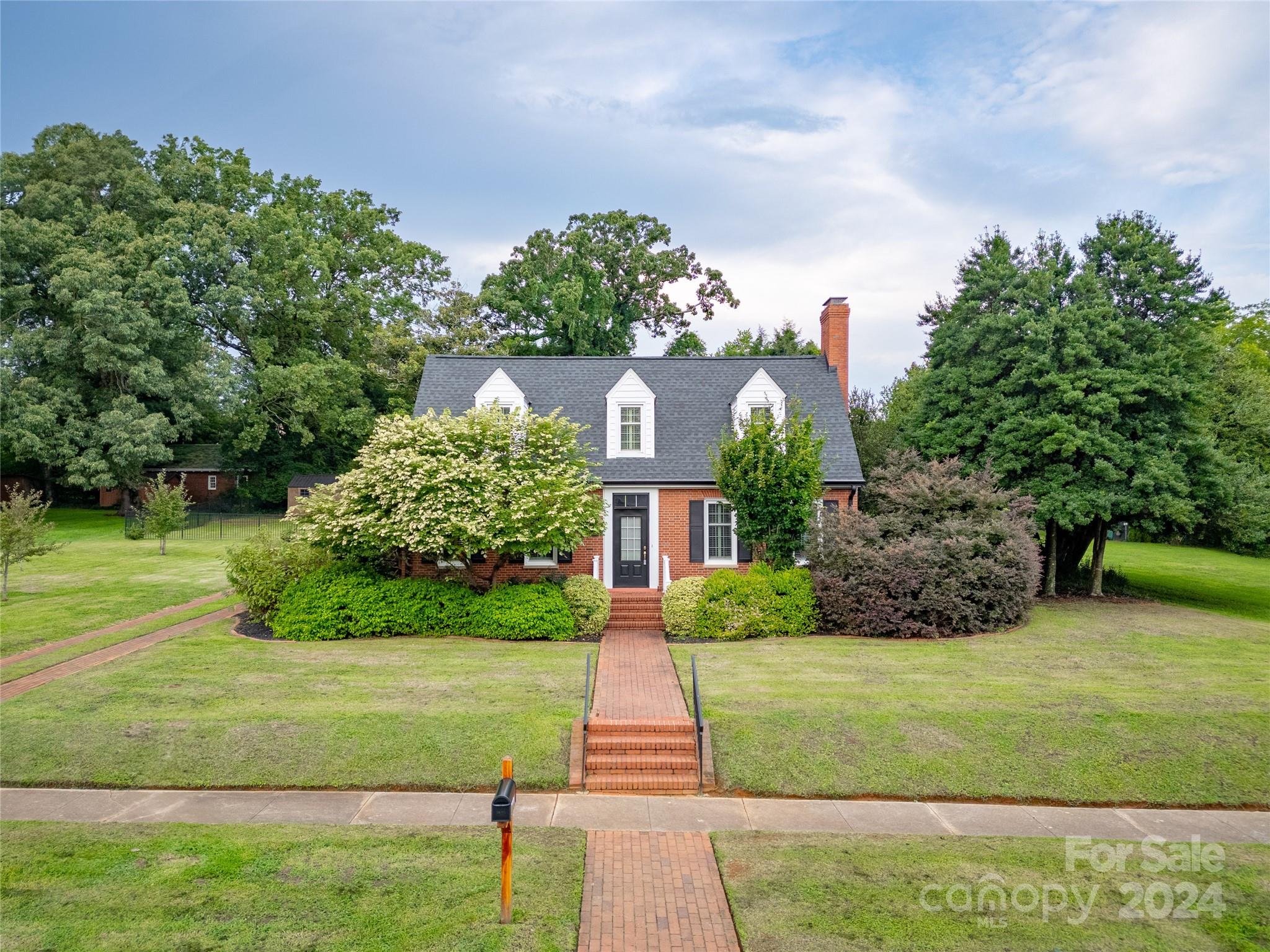 Property image 2 of 404 Ridgeway Avenue in Oakland Heights, Statesville, NC 28677