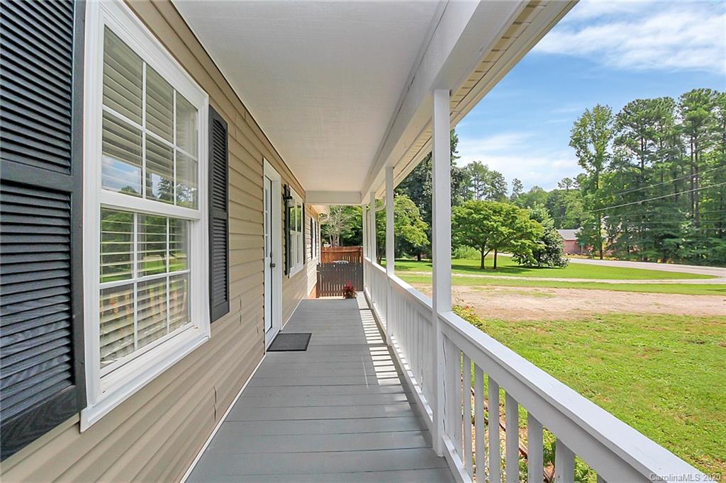 Property image 3 of 306 Chuckwood Road in Holiday Harbor, Mooresville, NC 28117