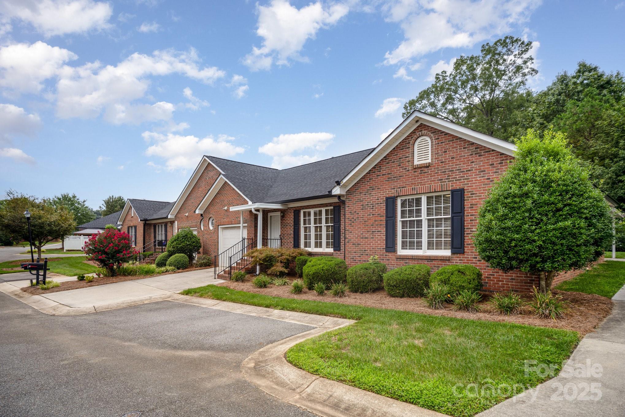 Property image 2 of 2207 Windsor Woods Drive in Windsor Woods, Gastonia, NC 28054