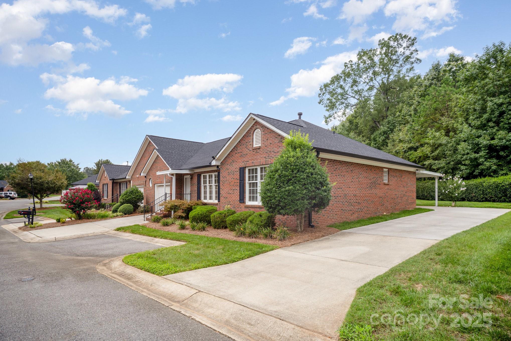 Property image 3 of 2207 Windsor Woods Drive in Windsor Woods, Gastonia, NC 28054