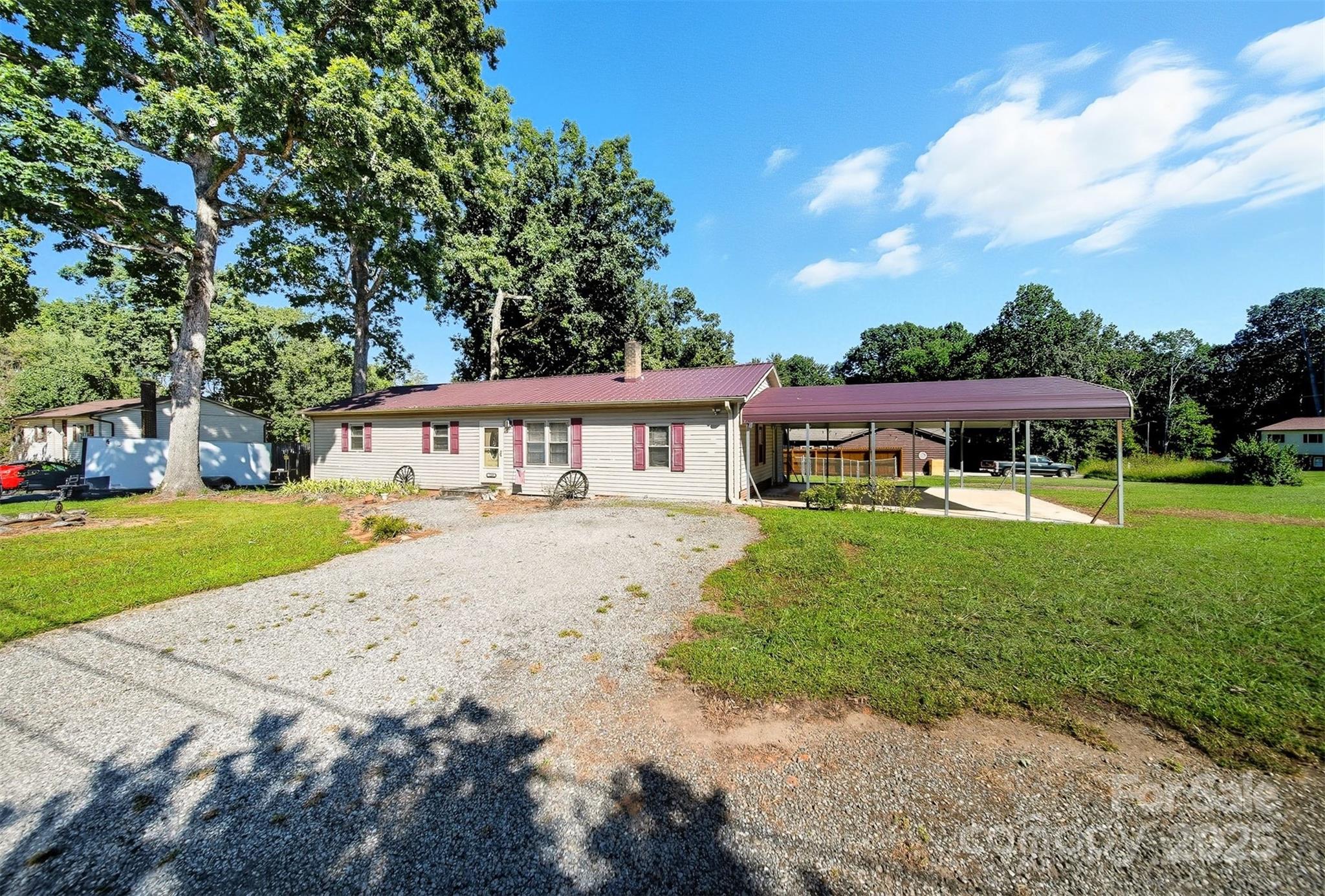 Property image 2 of 1538 Kings Road in Jamestowne, Hickory, NC 28602