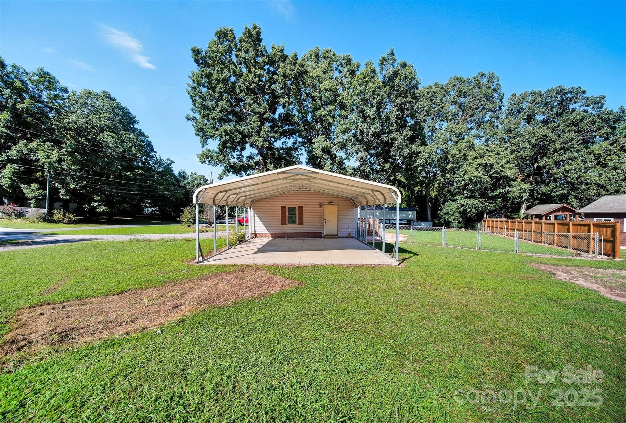Property image 5 of 1538 Kings Road in Jamestowne, Hickory, NC 28602