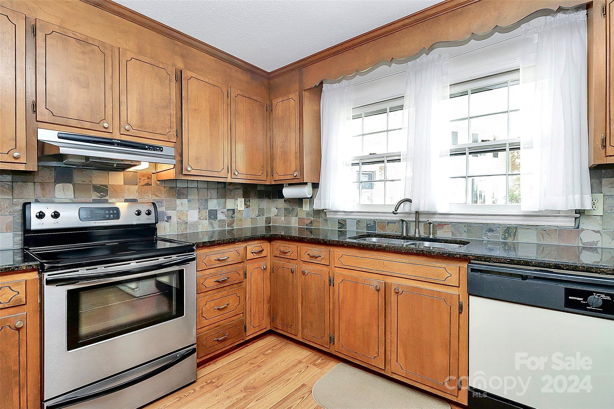 Property image 5 of 6624 Bunker Hill Circle in Olde Georgetowne, Charlotte, NC 28210