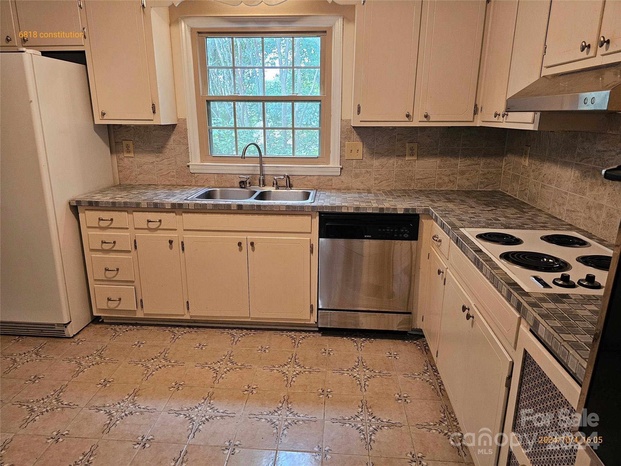 Property image 2 of 6818 Constitution Lane in Olde Georgetowne, Charlotte, NC 28210