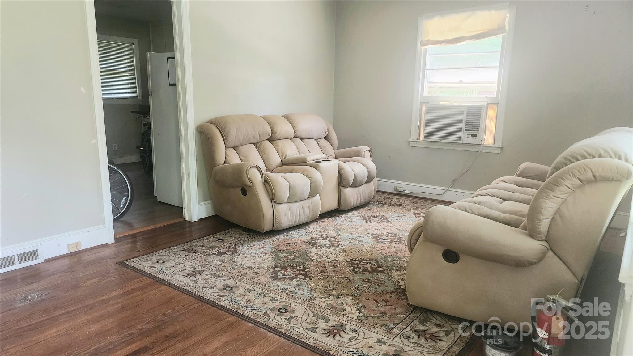 Property image 2 of 4104 Dinglewood Avenue in Howie Acres, Charlotte, NC 28205