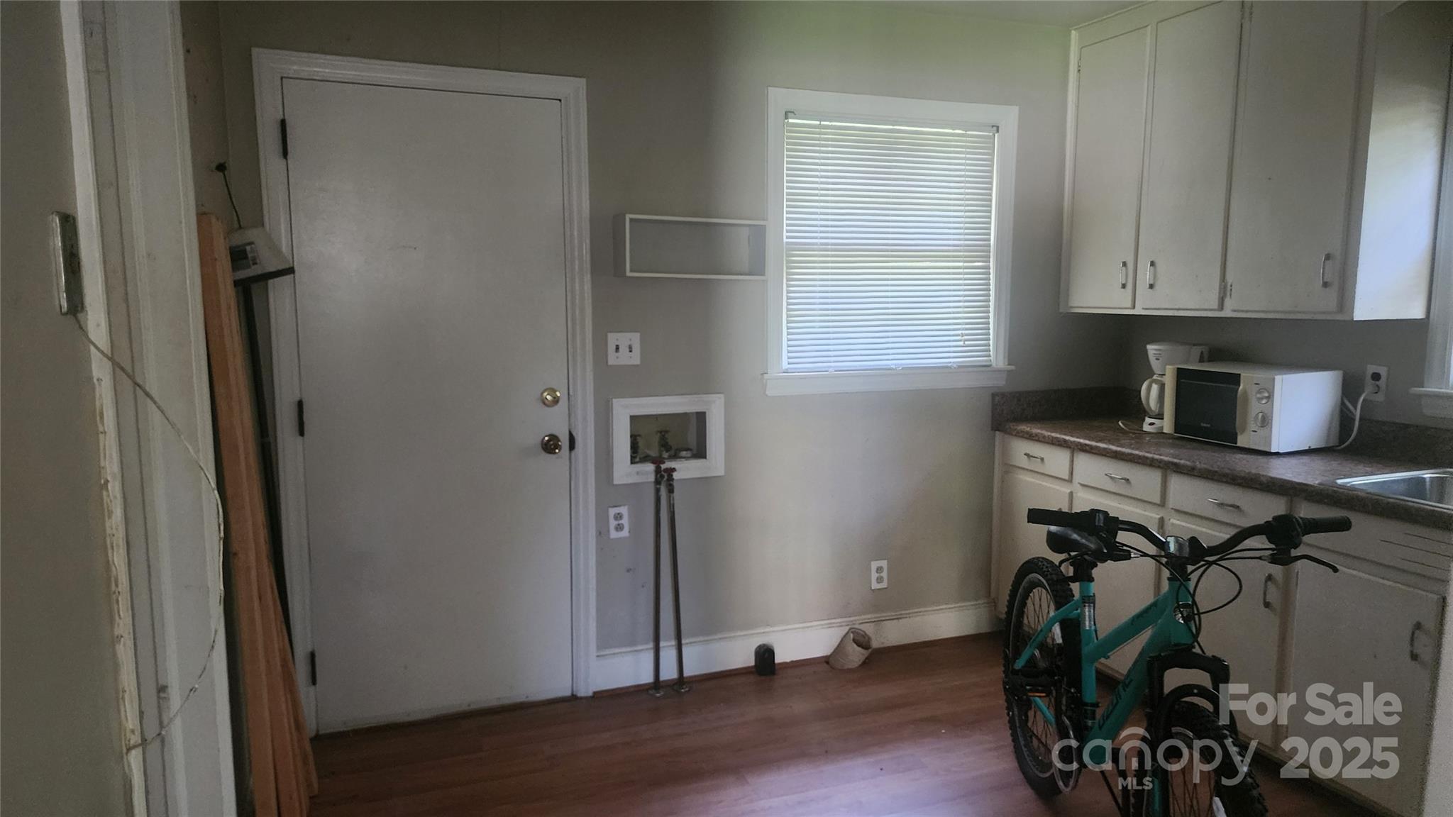 Property image 3 of 4104 Dinglewood Avenue in Howie Acres, Charlotte, NC 28205