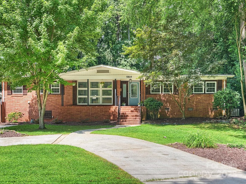 Montclaire, Charlotte Community