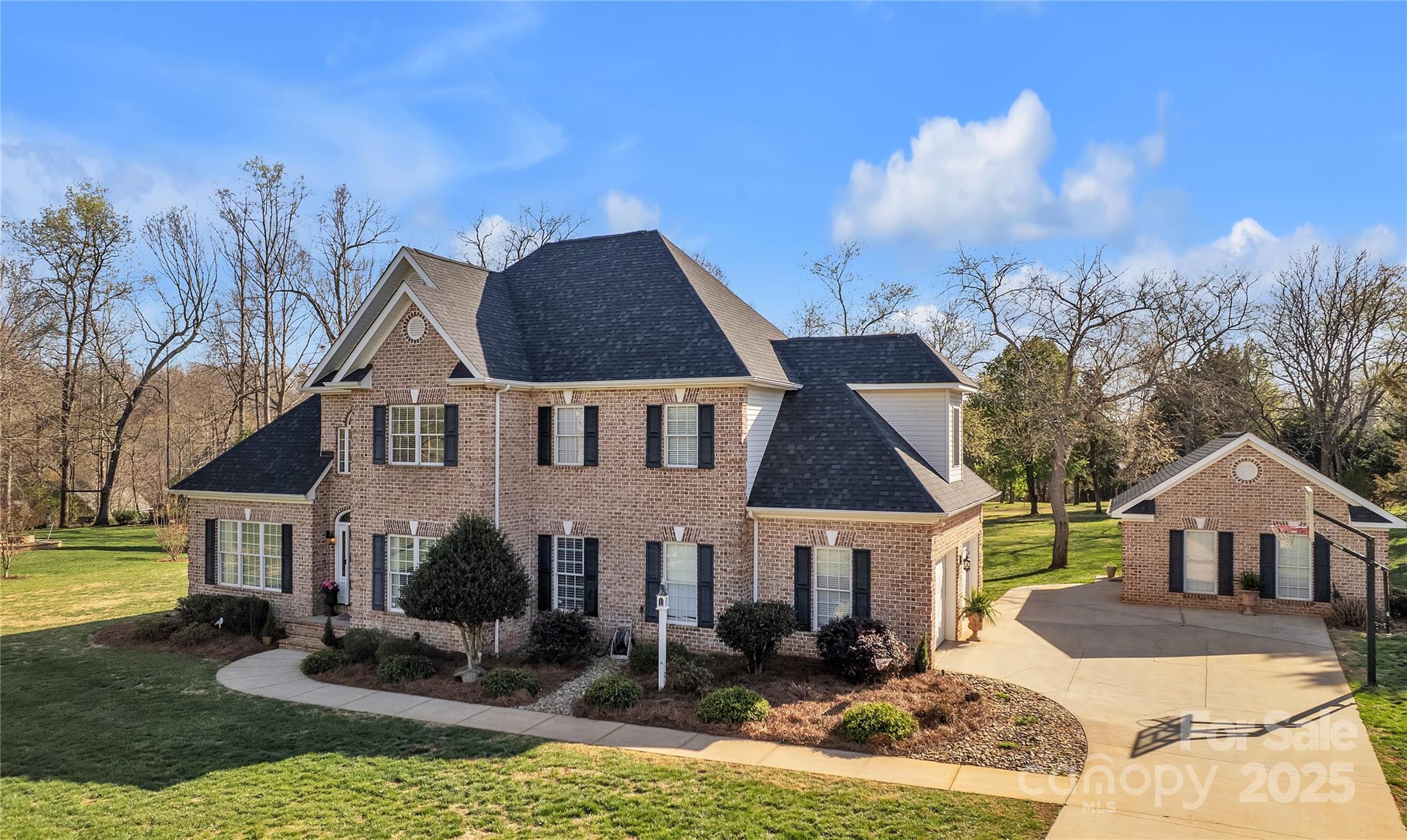 Property image 3 of 1033 Willow Creek Drive in Fairway Farms, Newton, NC 28658