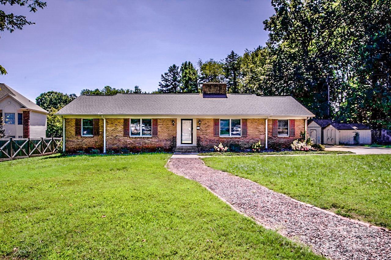 Property image 2 of 209 Woodstream Circle in Norman Woods, Mooresville, NC 28117